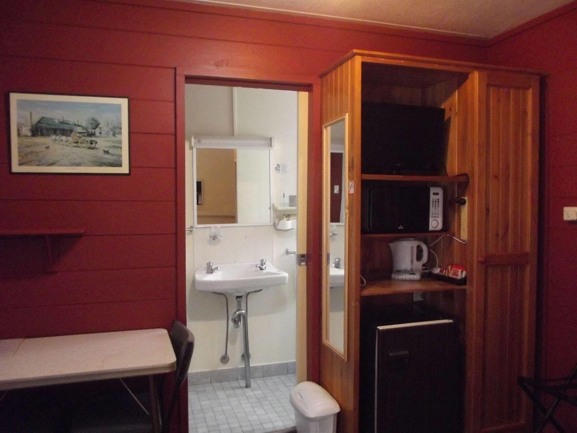 Red Cedar Motel Мъсуелбрук Екстериор снимка