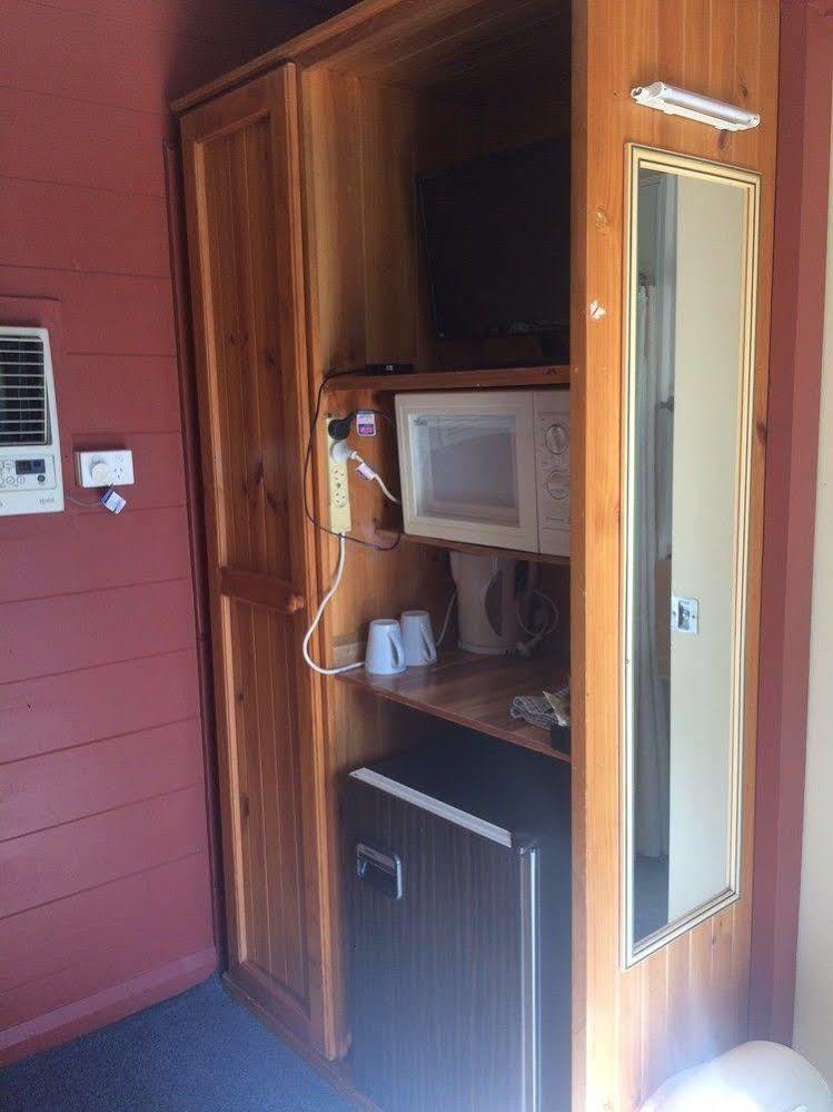 Red Cedar Motel Мъсуелбрук Екстериор снимка