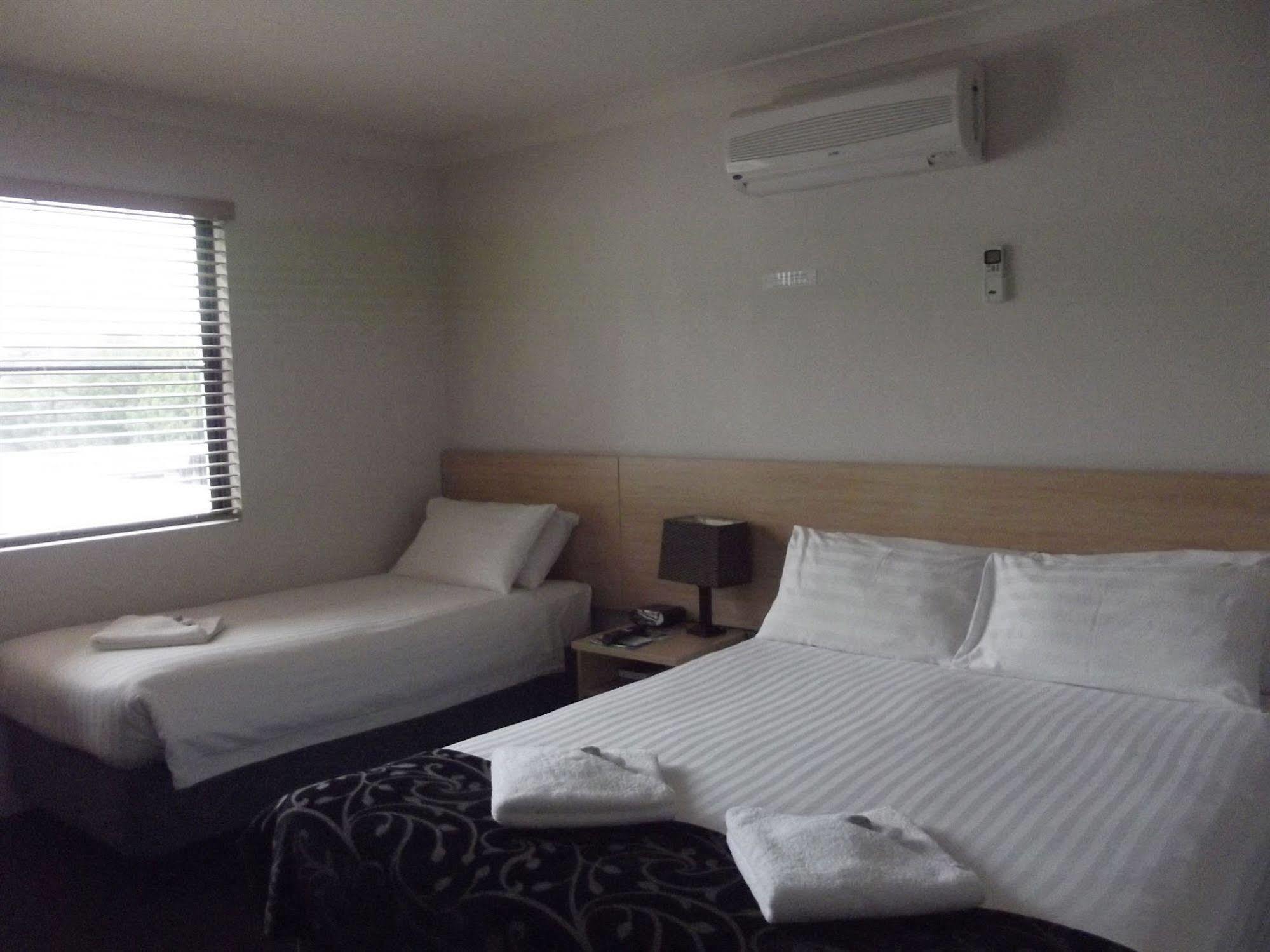 Red Cedar Motel Мъсуелбрук Екстериор снимка