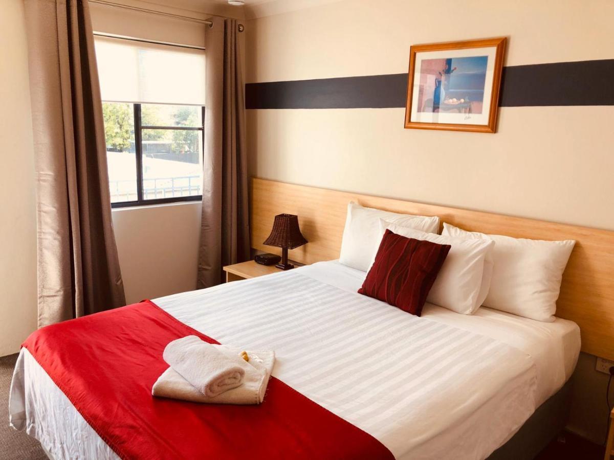 Red Cedar Motel Мъсуелбрук Екстериор снимка