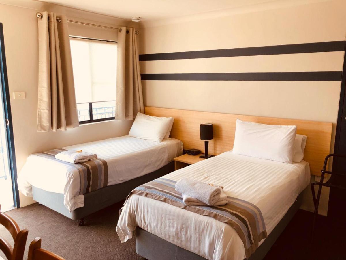 Red Cedar Motel Мъсуелбрук Екстериор снимка