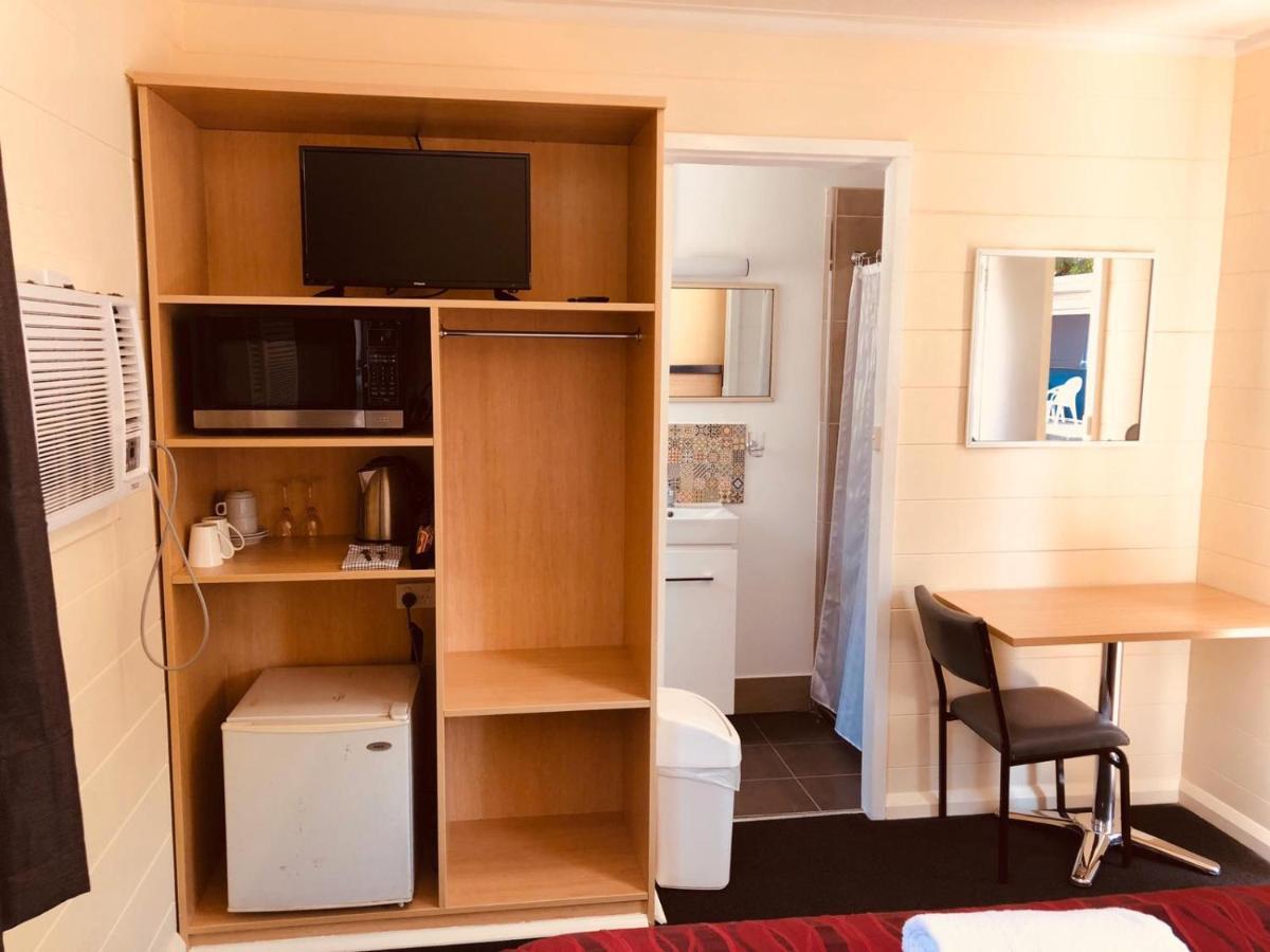 Red Cedar Motel Мъсуелбрук Екстериор снимка